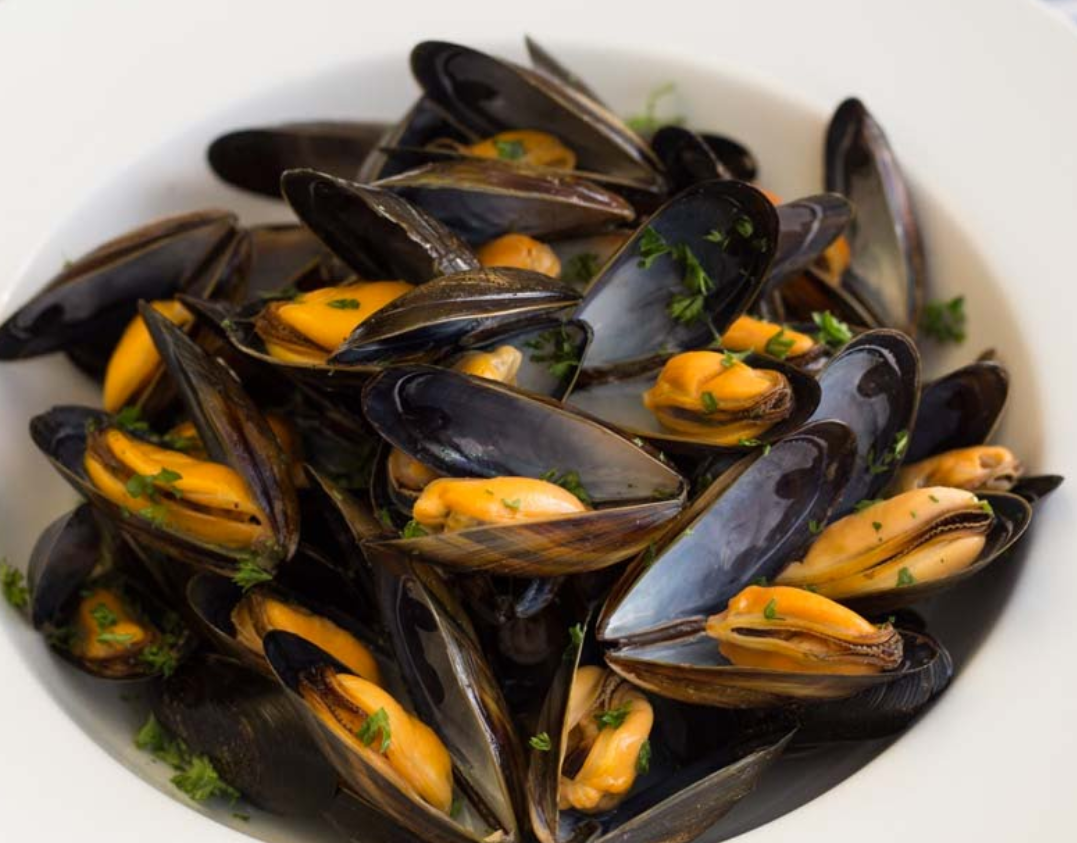 Mussels steamed open and presented in a bowl ready to eat